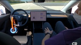 O Tesla aflată pe pilot automat a intrat într-o mașină de poliție trasă pe dreapta